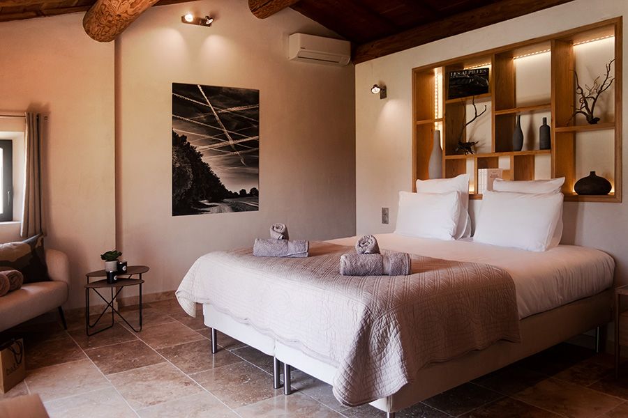 Location mas en Provence - maison de charme dans les Alpilles avec piscine chauffée - chambre suite avec salle de bain privée