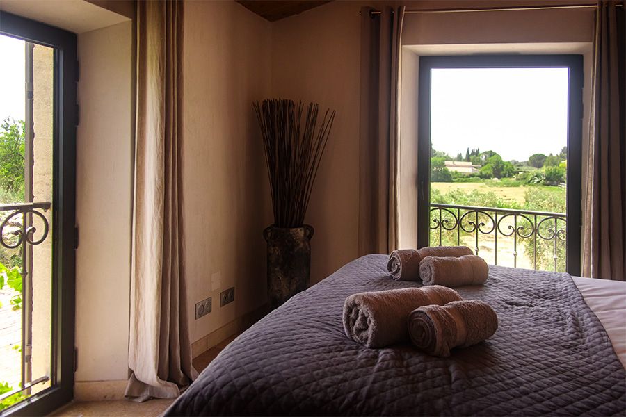 Location mas en Provence - maison de charme dans les Alpilles avec piscine chauffée - chambre avec vue sur le jardin