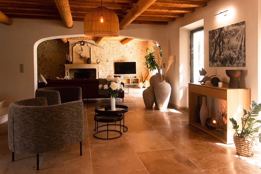 Location mas en Provence - maison de charme dans les Alpilles avec piscine chauffée - entrée rénovée avec goût