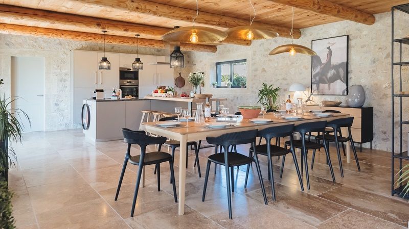 Location mas en Provence - maison de charme dans les Alpilles avec piscine chauffée - cuisine chaleureuse