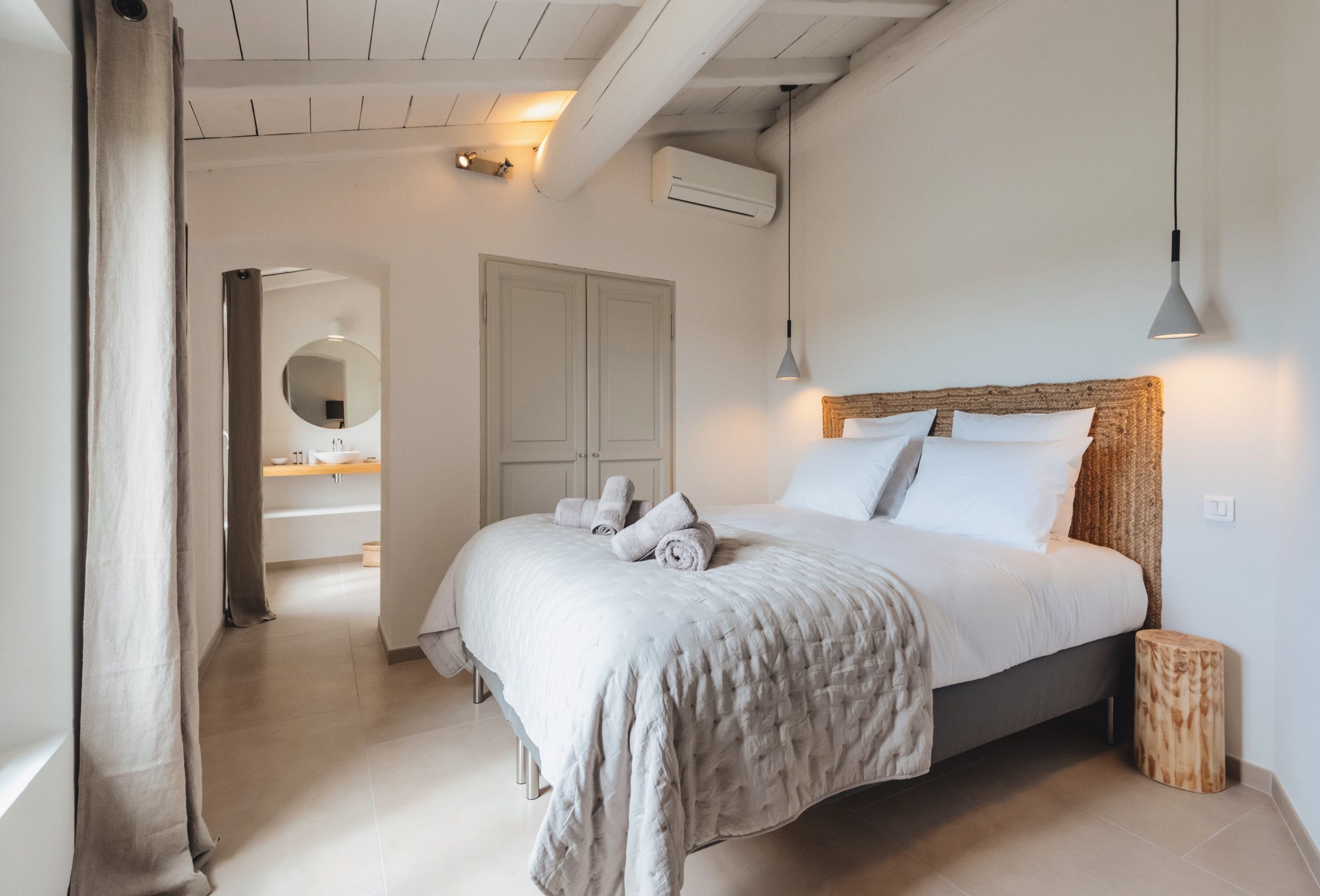 Location mas en Provence - maison de charme dans les Alpilles avec piscine chauffée - chambre moderne et confortables