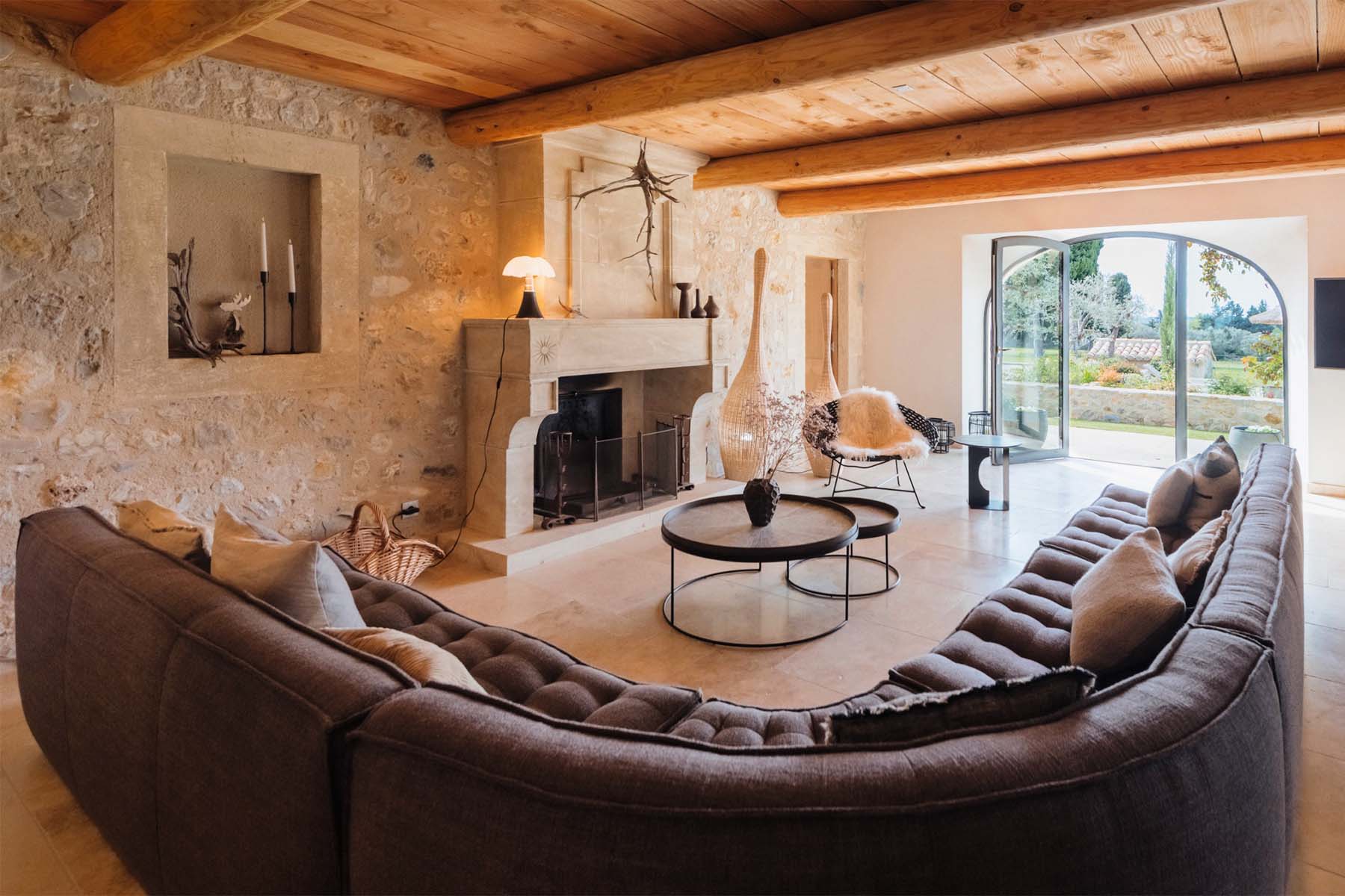 Location mas en Provence - maison de charme dans les Alpilles avec piscine chauffée - salon rénové avec des matériaux de luxe