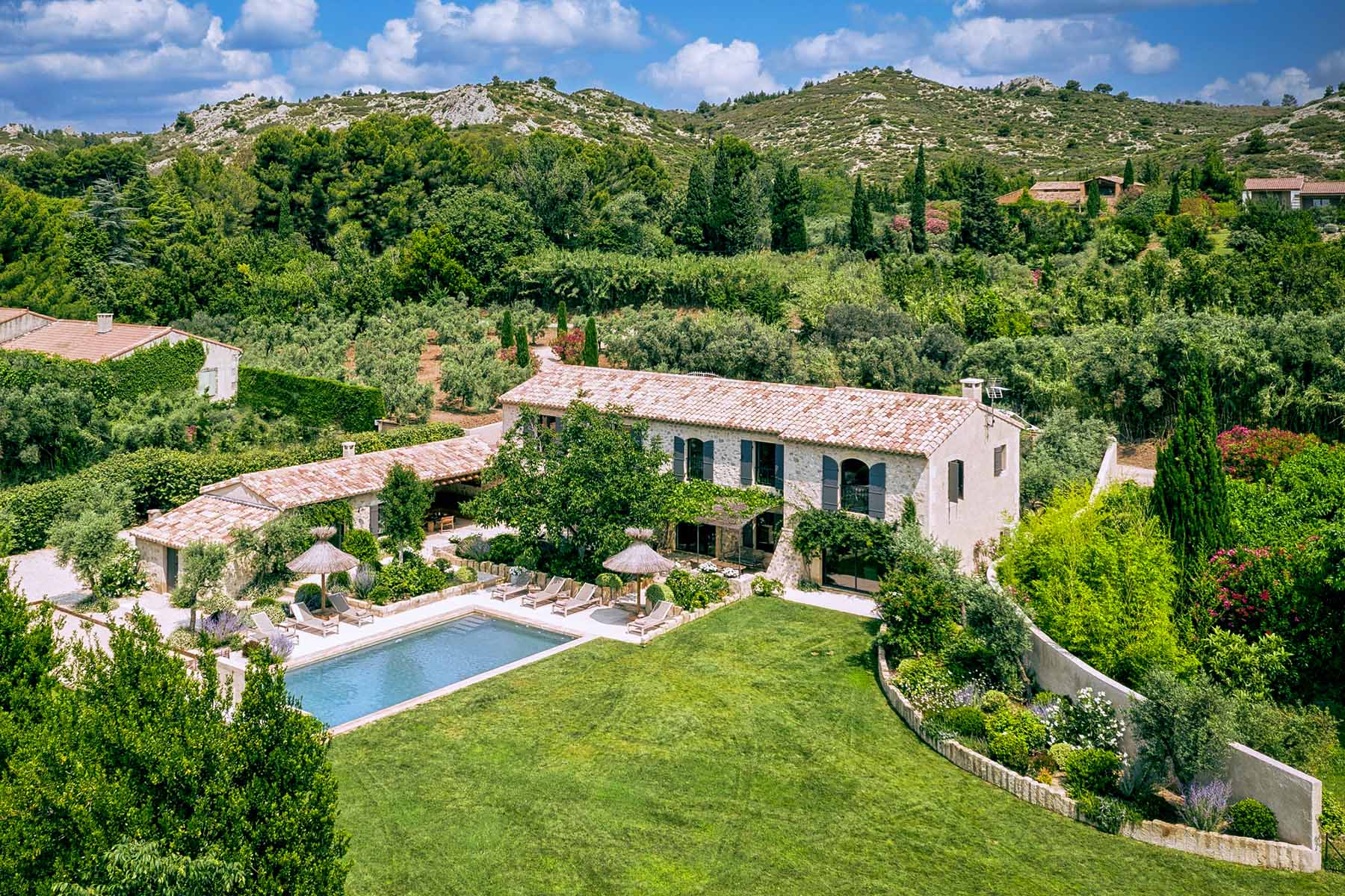 Location mas en Provence - Le mas de Gabin - maison de charme au coeur des Alpilles - vue aérienne de la villa